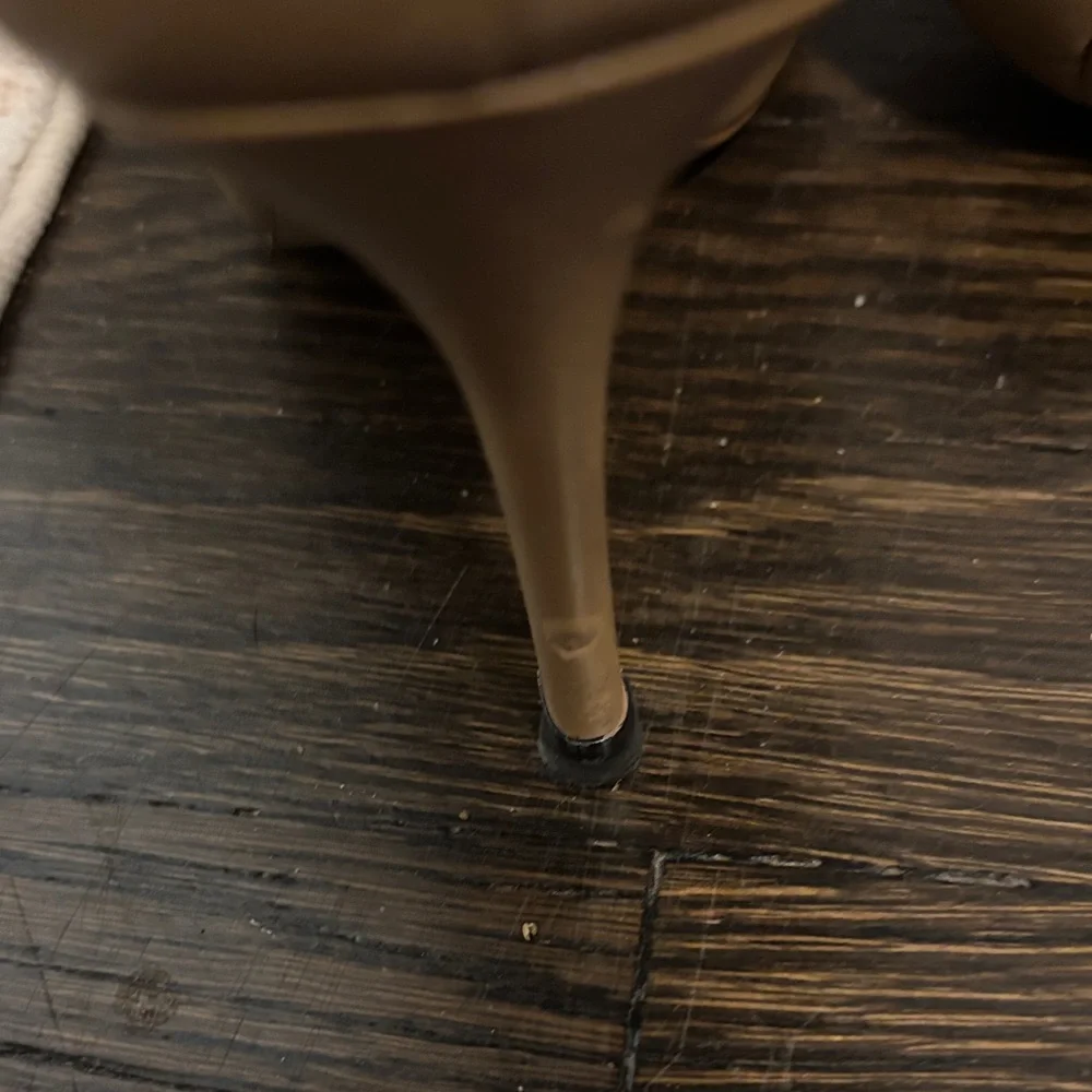 Michael Kors Black and Tan Women's Shoes - Picture 11 of 12